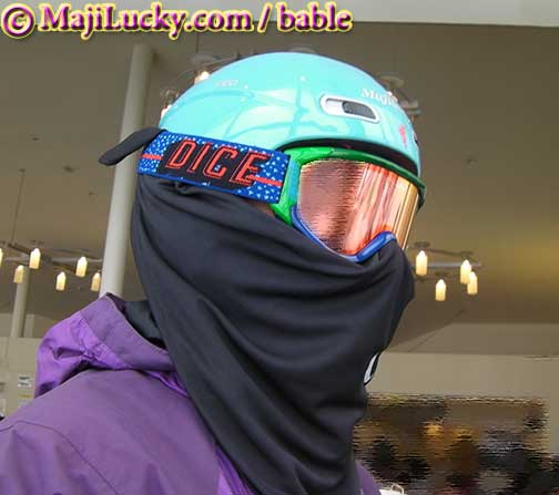 バンダナの端をヘルメットとバンドの間に挟んだところ