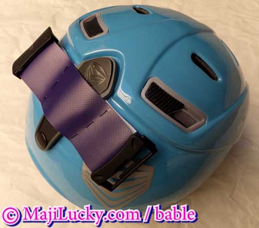 ヘルメットクリップに通したところ