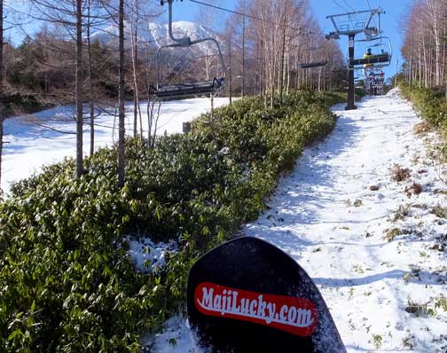 シーズン開始のマイアスキー場 暖冬で雪がない中、スキー・スノーボードで賑わったマイアスキー場