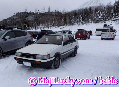 ドリフトを楽しんでいたAE86 スキー場にFRロードスポーツ車