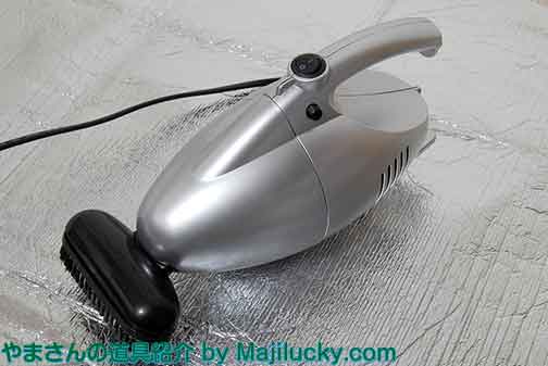 小型掃除機とティッシュペーパー