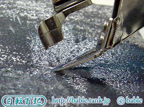 耐水ペーパーに水を垂らして研磨しているところ
