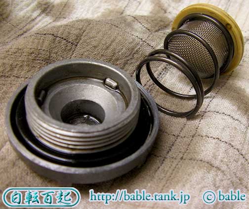 ドレンボルトを外すと出てくる部品