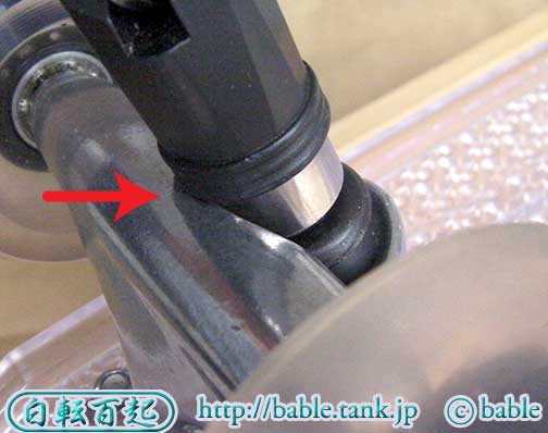 ハンガーにレンチの一部が当たってナットが奥まで入らない